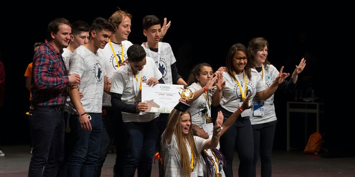 El equipo Super Turtles celebrando su premio